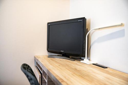 Una televisión o centro de entretenimiento en The OneFive Fukuoka Tenjin