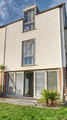 a large white house with large windows on it at Modern Seaside Townhouse feat Sauna near Brighton in Shoreham-by-Sea