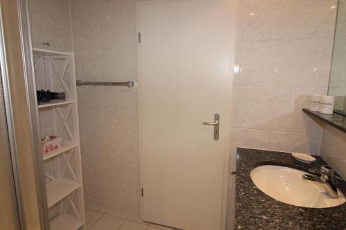 a bathroom with a sink and a shower at Haus Norderhoog Wohnung 31 in Westerland (Sylt)