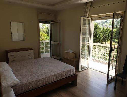 Schlafzimmer mit einem Bett und einer Glasschiebetür in der Unterkunft Appartamento Marchese in Racalmuto