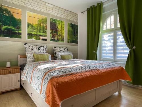 Ένα ή περισσότερα κρεβάτια σε δωμάτιο στο Moderne 3 Raum Altbau ETW bis 4 Gäste, Nähe Staatstheater, Parkplatz, Netflix, Vollausstattung