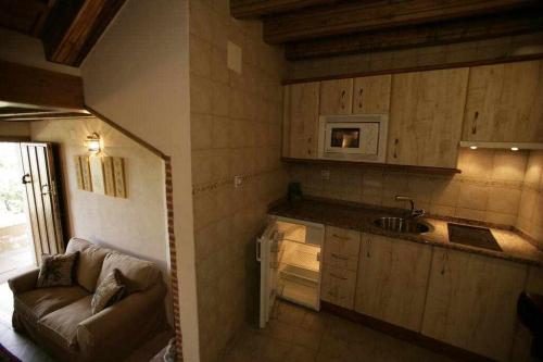 ครัวหรือมุมครัวของ Apartamento rural El Pastor es un estudio con gran ventanal a Gredos