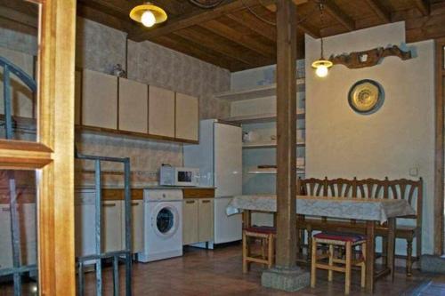 cocina con mesa y comedor en La Torre del Molino es una casa rural ubicada sobre un antiguo molino en Tormellas