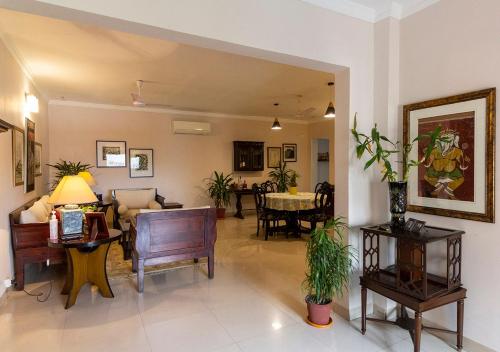 - un salon avec un canapé et une table dans l'établissement Neelam Bed & Breakfast, à Kolkata