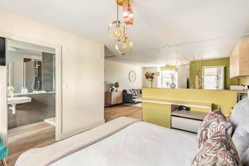 een woonkamer met een bed en een keuken bij Shamrock, Bowness on Windermere, Superb one bedroom apartment with private parking in Bowness-on-Windermere