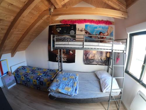 ein Schlafzimmer mit einem Etagenbett in einem Zimmer in der Unterkunft Maison neuve proche de Barcelonnette in Jausiers