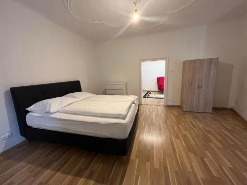 クレムス・アン・デア・ドナウにあるHagmann's Altstadt Appartement 2のベッドルーム1室(大型ベッド1台付)