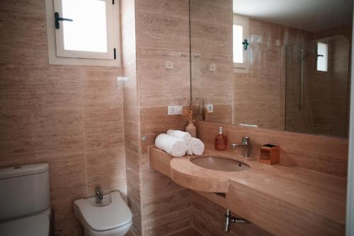 łazienka z umywalką i toaletą w obiekcie Precioso apartamento con espectaculares vistas w mieście Alhaurín de la Torre