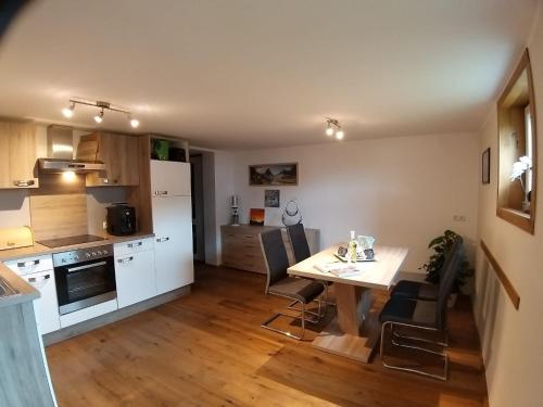 - une cuisine et une salle à manger avec une table et des chaises dans l'établissement APPARTEMENT Michael, à Tamsweg