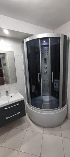 Apartament CENTRUM في سوسنوفييتس: حمام مع حوض ومرآة