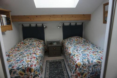 - une chambre avec 2 lits et un tapis dans l'établissement Résidence Terrasses De La Bergerie - 4 pièces duplex 6 personnes MAE-7384, à Orcières