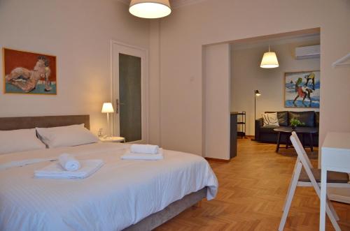 Un dormitorio con una cama blanca con toallas. en Eutopia Luxury Studio, en Kavala