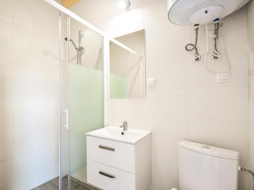 une salle de bain avec toilettes, lavabo et miroir dans l'établissement Holiday House Sarbinowo, à Sarbinowo