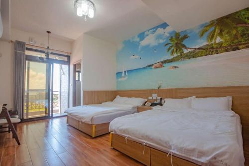 ein Schlafzimmer mit 2 Betten und einem Wandgemälde in der Unterkunft 這一村這一棧電梯海景民宿 in Lieyu