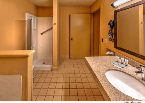 Ένα μπάνιο στο SureStay Hotel by Best Western Lovelock