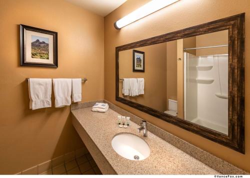 Ένα μπάνιο στο SureStay Hotel by Best Western Lovelock