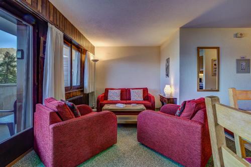 a living room with two chairs and a table at Appartement LaForet 35 in La Tzoumaz