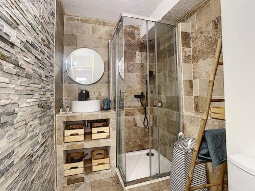 une salle de bain avec douche et lavabo dans l'établissement Superbe appartement en bord de mer, à Bandol