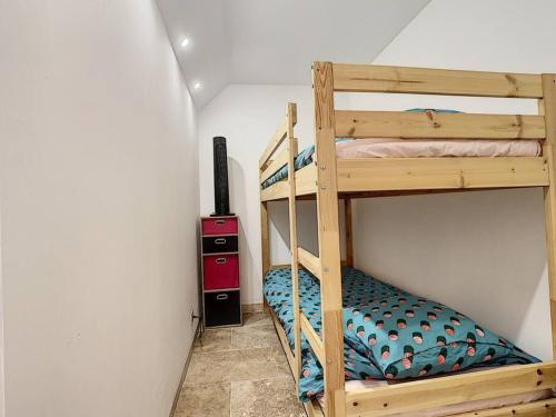 une chambre avec deux lits superposés dans une pièce dans l'établissement Superbe appartement en bord de mer, à Bandol