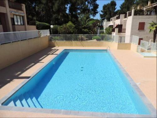une grande piscine bleue dans un immeuble dans l'établissement Superbe appartement en bord de mer, à Bandol