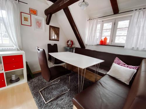 sala de estar con mesa blanca y sillas en Ferienwohnung Dachstüble, en Blaubeuren
