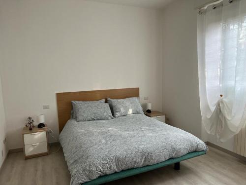ein Schlafzimmer mit einem großen Bett und einem Fenster in der Unterkunft Senza Pensieri via Viviani in Crema