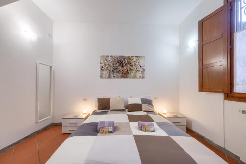 um quarto com uma cama grande e 2 mesas de cabeceira em [LE CURE] Large apt, 6+1 beds. Center 15 min far by bus. em Florença
