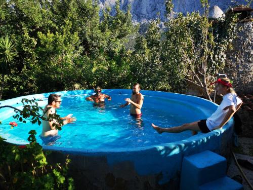 a group of people playing in a swimming pool at Pinnettu sardo casa di campagna in ecosistema insetti e animaletti simpatici in condivisione,Leggere attentamente Prima di prenotare in Oliena