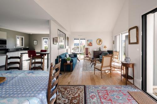 Cet appartement comprend une chambre avec un lit, un salon et une cuisine. dans l'établissement Le Herpin Cancale, à Cancale