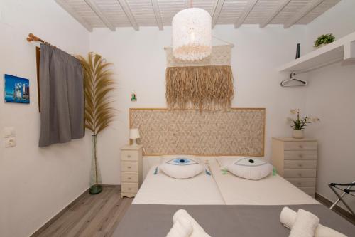 ein Wohnzimmer mit einem Tisch und 2 Kissen in der Unterkunft Aperto Apartments in Mykonos Stadt