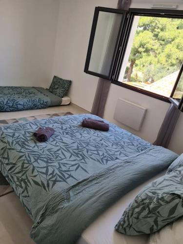 un lit dans une chambre avec une grande fenêtre dans l'établissement Magnifique Villa avec jacuzzi en option, à Villeneuve-lès-Maguelone