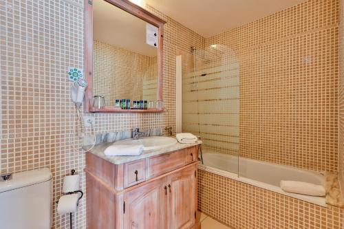 une salle de bain avec un lavabo, une douche et une baignoire dans l'établissement Hôtel Playa, à Saint-Tropez