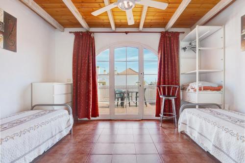 ein Schlafzimmer mit zwei Betten und Meerblick in der Unterkunft Beautiful 3 bed Apartment in Caleta de Fuste