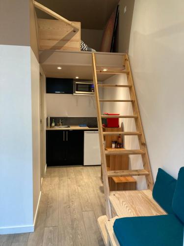 Cama elevada en habitación pequeña con cocina en Studio Hikoki, en Dinan