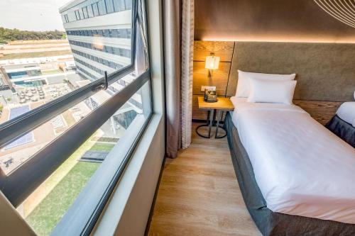 Ένα ή περισσότερα κρεβάτια σε δωμάτιο στο Radisson Hotel and Convention Centre OR Tambo Airport