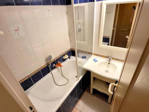 une salle de bain avec une baignoire et un lavabo dans l'établissement T2 avec piscine, parking privé à 200m des plages et commerces - FR-1-316-237, à Six-Fours-les-Plages