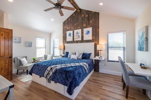a bedroom with a bed and a table and chairs at The Kingfisher Cabin 15MIN to Magnolia Baylor in Elm Mott