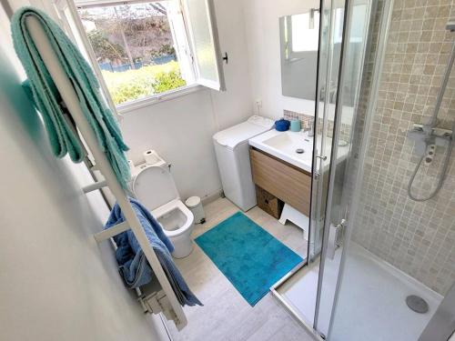uma casa de banho com um chuveiro, um WC e um lavatório. em Appartement Six-Fours-les-Plages, 2 pièces, 4 personnes - FR-1-316-232 em Six-Fours-les-Plages