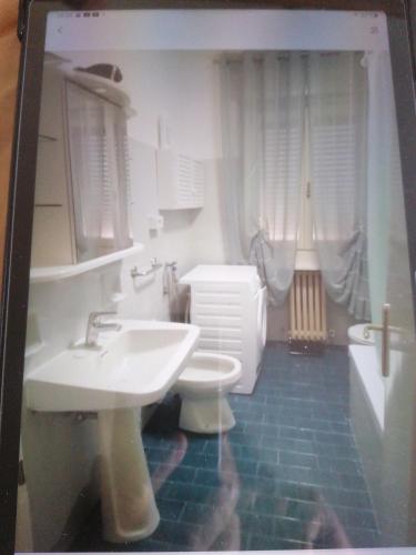 a bathroom with a sink and a toilet and a tub at Casa Silvio in Torri del Benaco