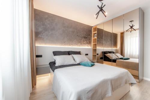 a bedroom with a large white bed in a room at FLH - The Nest in Şelimbăr