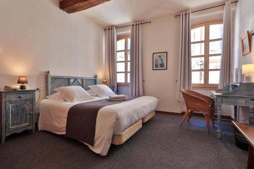 Un pat sau paturi într-o cameră la Hôtel Playa