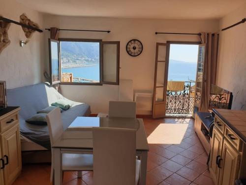 kuchnia i salon z widokiem na ocean w obiekcie Duplex vue mer 50m de la plage des Sablettes w Mentonie