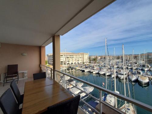 CAP HERMES Vue PORT T2 40m2 climatise 4 personnes