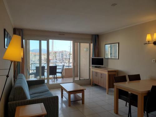 CAP HERMES Vue PORT T2 40m2 climatise 4 personnes