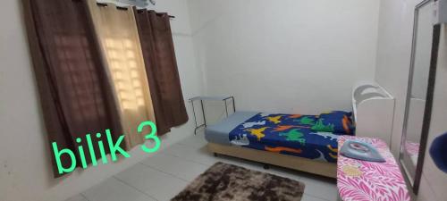 um pequeno quarto com uma cama e uma janela em Homestay Mariam D'Gerik em Gerik