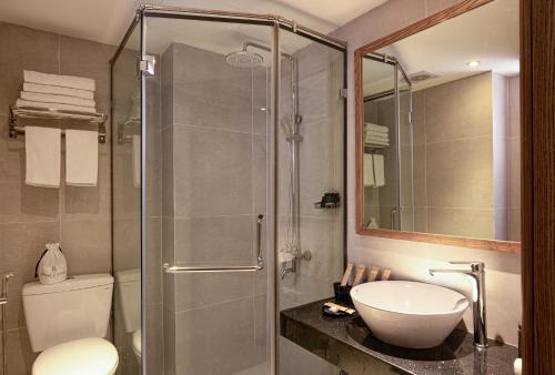 e bagno con doccia, servizi igienici e lavandino. di Bespoke Trendy Hotel Hanoi - Formerly Hanoi La Siesta Trendy a Hanoi