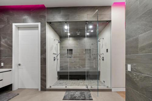 baño con ducha y puerta de cristal en Orlando Estate, en Los Ángeles