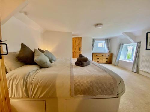 una camera da letto con un grande letto con due orsacchiotti sopra di Badges Cottage for 5 Near Dartmoor Beaches and Pub a Holsworthy