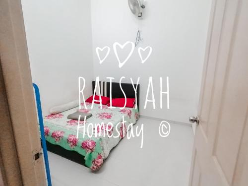 Postel nebo postele na pokoji v ubytování Raisyah Homestay, Melaka