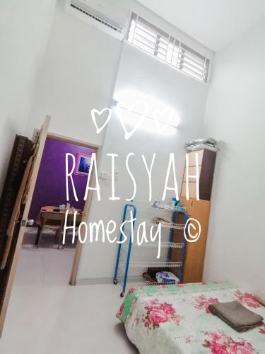Zimmer mit einem Bett und einem Schild mit der Aufschrift Rayyssa home stay in der Unterkunft Raisyah Homestay, Melaka in Malakka